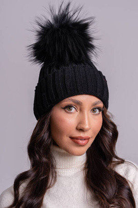 Czarna czapka z mankietem z futrzanym pomponem