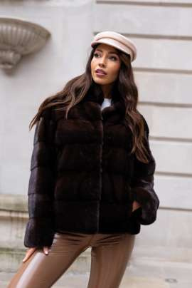 Brązowe futro z grzbietów norek