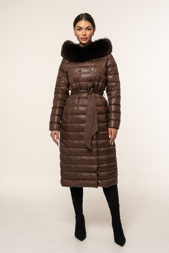 Brązowy puchowy płaszcz damski z kapturem obszyty naturalnym futrem lisa w kolorze czekolady