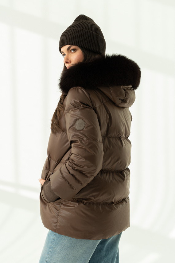 Brązowa kurtka puchowa z kapturem i futrzanym wykończeniem