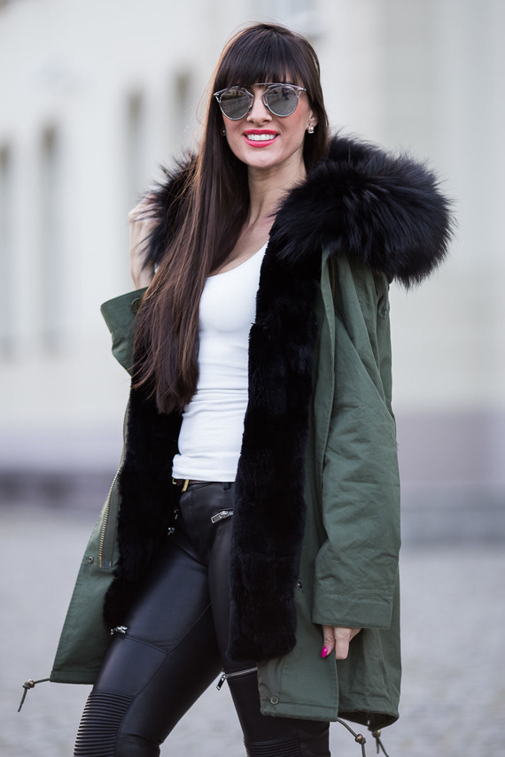 Parka damska z naturalnym futrem z lisa w kolorze czarnym.