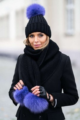 Komplet wełniany szalik oraz czapka z pomponami z naturalnego futra lisa w kolorze fioletowym