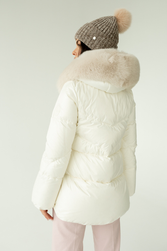 Kremowa włoska kurtka puchowa marki Flo&Clo z kapturem i futrzanym wykończeniem