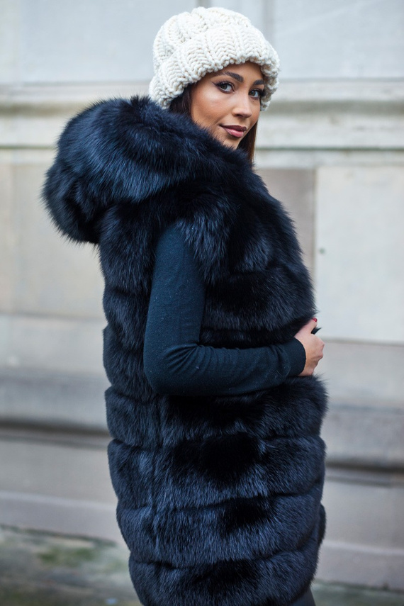 Czarna kamizelka z kapturem z naturalnego futra lisa