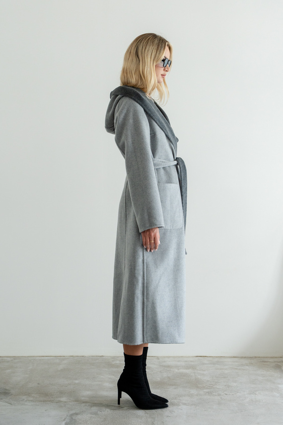 Kaszmirowy dwustronny płaszcz w kolorze szarym