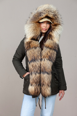 Czarna kurtka parka damska obszyta naturalnym futrem jenota