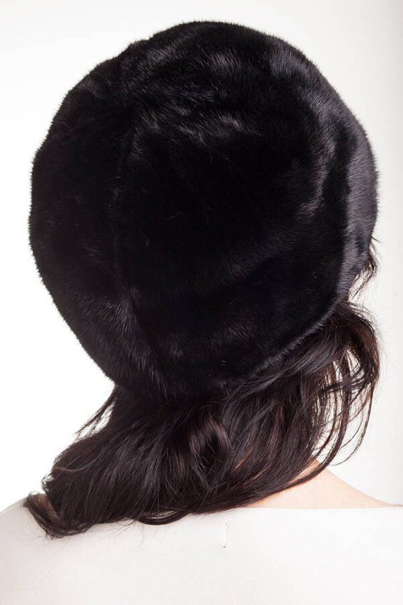 Czarna czapka z naturalnego futra norki