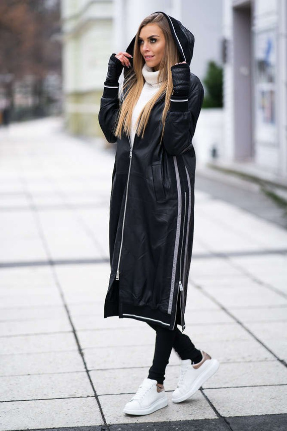 Czarny płaszcz skórzany z kapturem