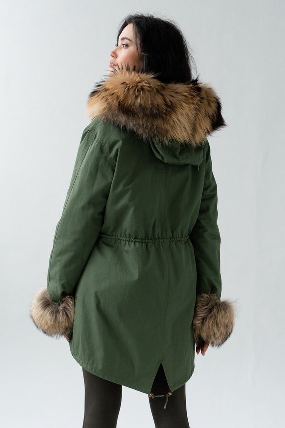 Zielona parka damska obszyta naturalnym  futrem jenota