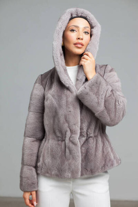 Szafirowe futro naturalne z grzbietów norek z kapturem