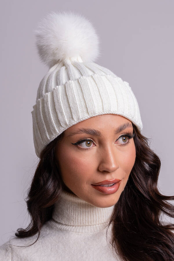 Biała czapka wełniana w prążki z futrzanym pomponem  