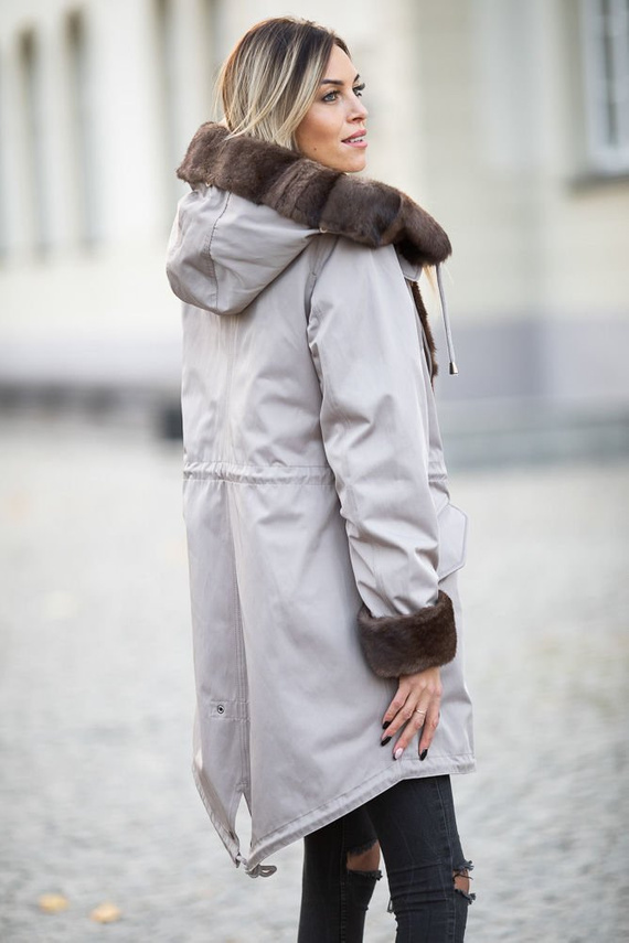 Beżowa parka obszyta naturalnym futrem norki