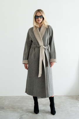 Kaszmirowy płaszcz w kolorze szaro beżowym