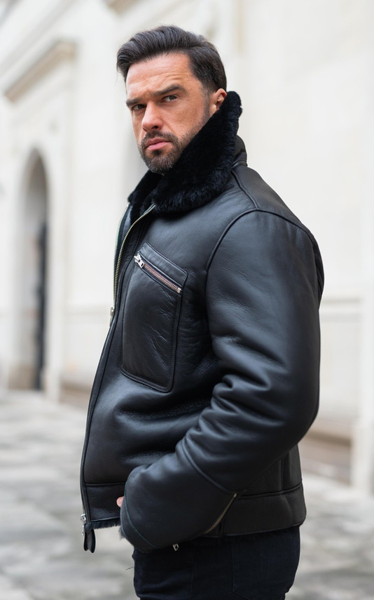 Czarna kurtka skórzana typu pilotka