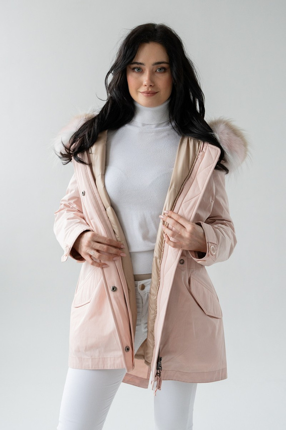 Delikatnie różowa parka damska obszyta futrem naturalnym 