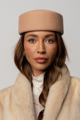 Beżowy wełniany toczek Mia