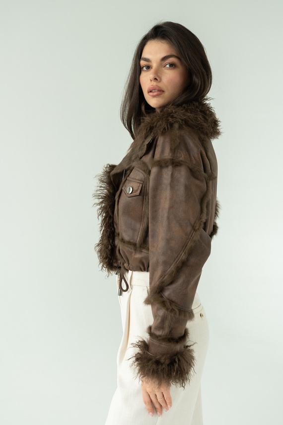 Krótkie futerko z królika w kolorze czekoladowego brązu