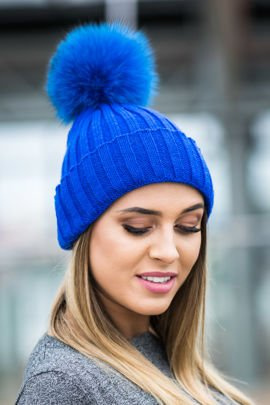 Czapka wełniana z pomponem z naturalnego futra lisa  zabarwionego na kolor niebieski