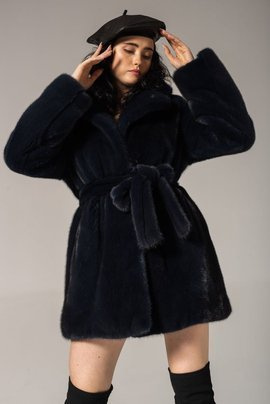 Granatowe futro z grzbietów norek