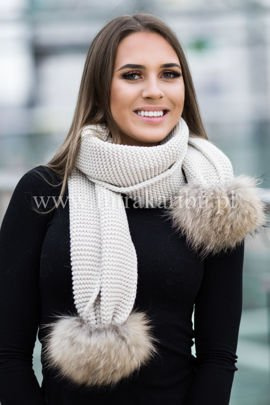 Wełniany szal z pomponami z naturalnego futra jenota