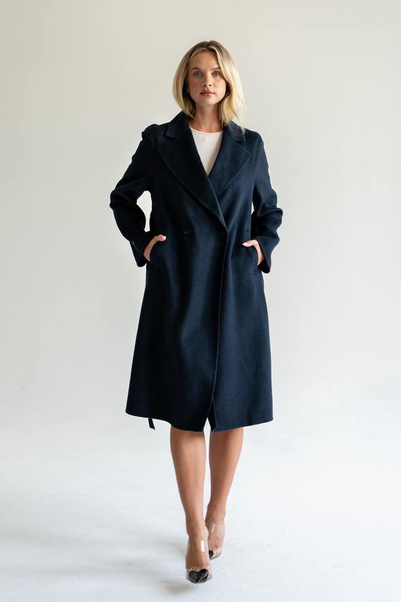 Kaszmirowy płaszcz z jedwabiem w kolorze granatu