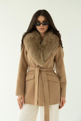 Kamelowy płaszcz z wełny z futrzanym kołnierzem