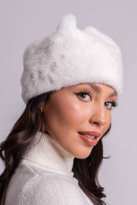 Biała czapka z norek z ozdobnymi pomponikami