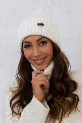 Czapka damska Derby w klasycznym białym kolorze