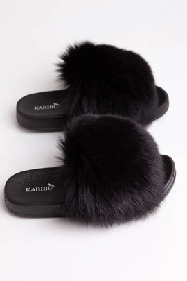 Klapki z naturalnym futrem z lisa w kolorze czarnym.