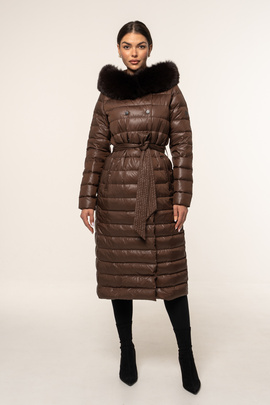 Brązowy puchowy płaszcz damski z kapturem obszyty naturalnym futrem lisa w kolorze czekolady