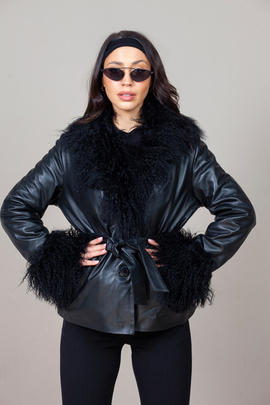 Czarna skórzana kurtka z futrzanym obszyciem z lamy