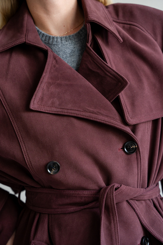 Bordowy płaszcz ze skóry zamszowej