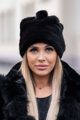 Czarna czapka z naturalnego futra norek z ozdobnymi pomponikami