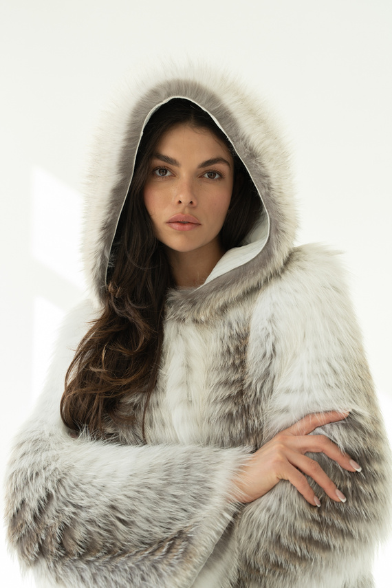 Stylowe futro z kapturem z lisów Shadow naturalnych w odcieniach szarości i bieli