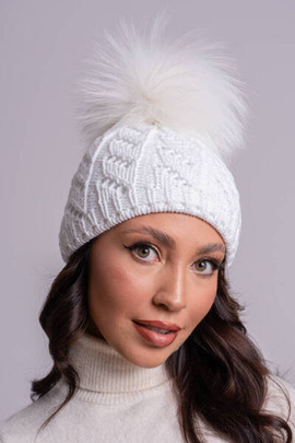 Biała ażurowa czapka z pomponem z futra jenota