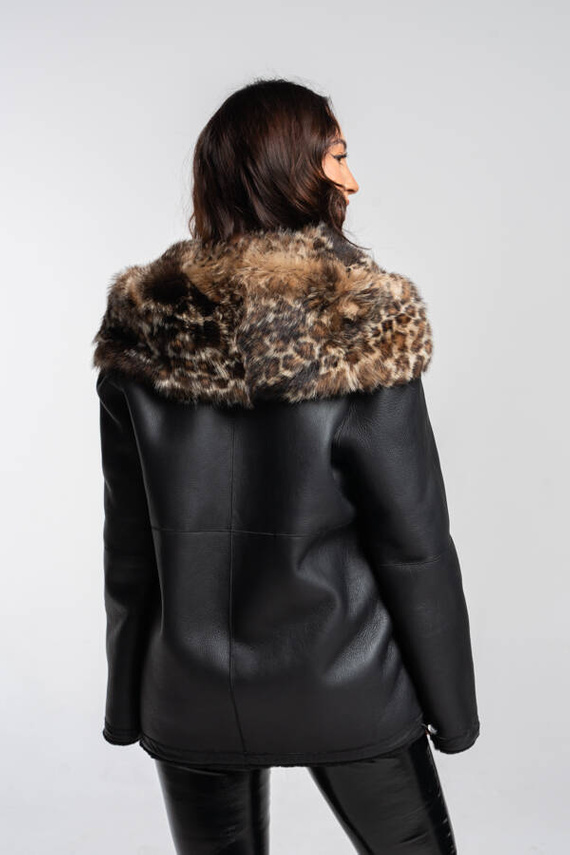 Czarny kożuch ze skór merynosów z kapturem