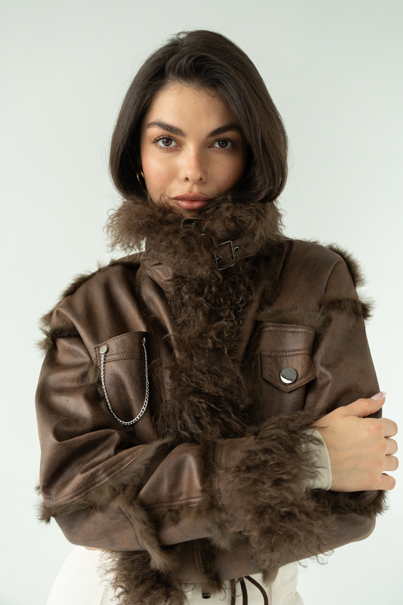 Krótkie futerko z królika w kolorze czekoladowego brązu