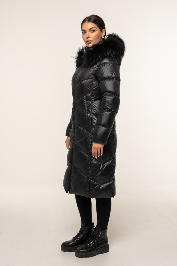 Czarna kurtka puchowa z kapturem z jenotem
