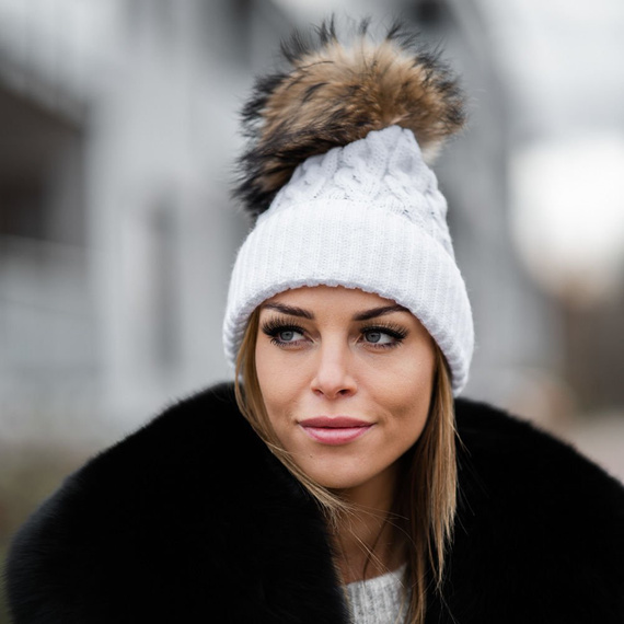 Czapka wełniana z pomponem z naturalnego futra jenota. 