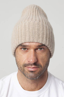 Beżowa czapka z grubego kaszmiru