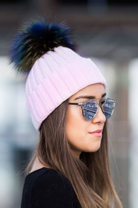 Czapka wełniana z pomponem z futra lisa w kolorze tęczowym