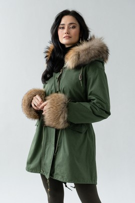 Zielona parka damska obszyta naturalnym  futrem jenota