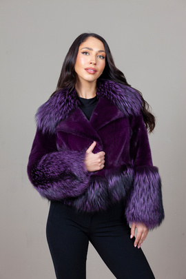 Fioletowe futro z norek w połączeniu z lisem