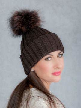 Czapka wełniana z mankietem z pomponem z futra jenota w kolorze brązowym