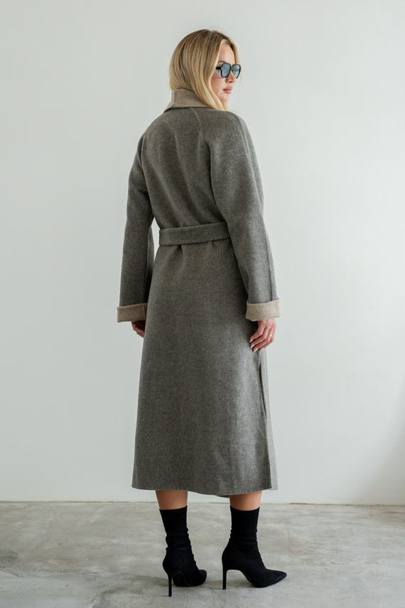 Kaszmirowy płaszcz w kolorze szaro beżowym