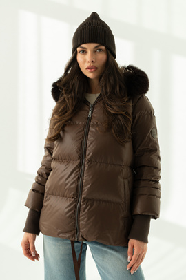 Brązowa kurtka puchowa z kapturem i futrzanym wykończeniem