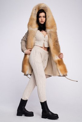 Beżowa kurtka parka obszyta naturalnym futrem lisa