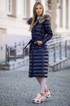 Granatowy płaszcz damski z kapturem obszytym naturalnym futrem jenota.