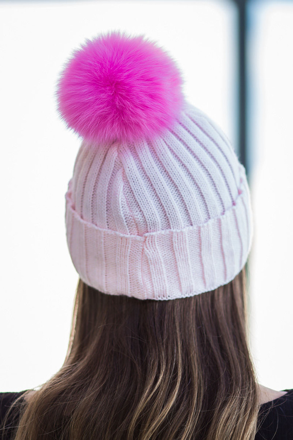 Czapka wełniana z mankietem z pomponem z futra lisa w kolorze jasnego różu