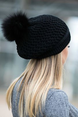 Beretka wełniana z pomponem z naturalnego futra lisa barwionego na czarno.